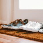 Por que tirar os sapatos antes de entrar em casa