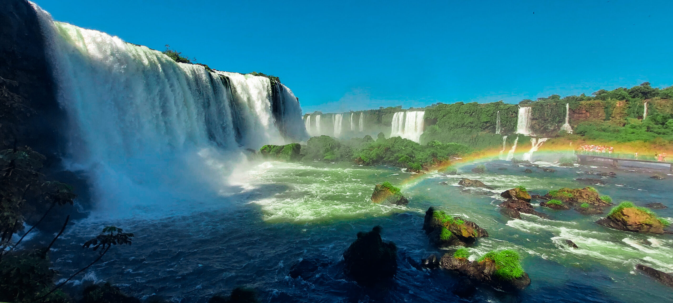 Leia mais sobre o artigo Banho nas Cataratas: uma imersão na força da natureza